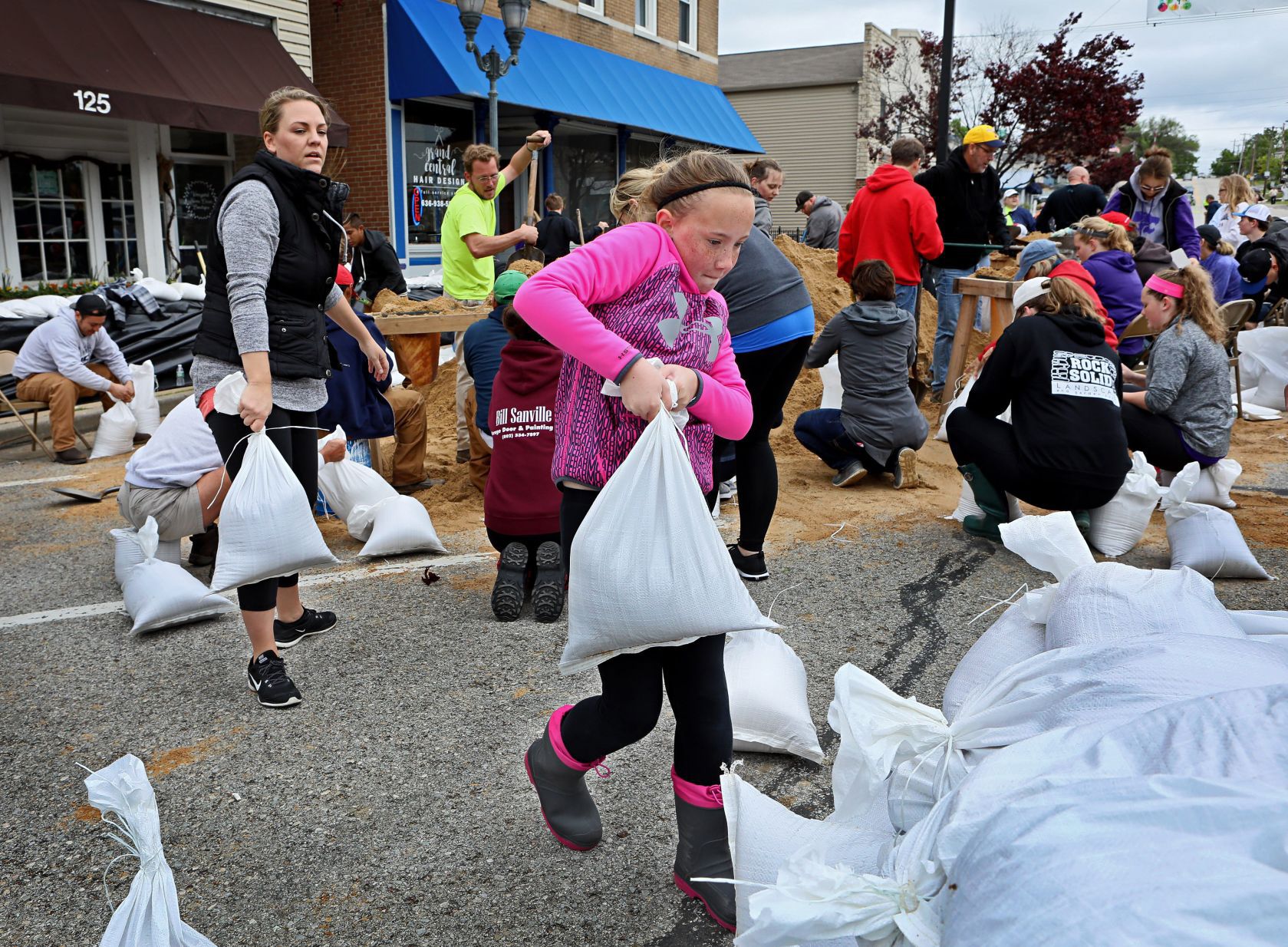 Volunteers build sandbag walls in Eureka
